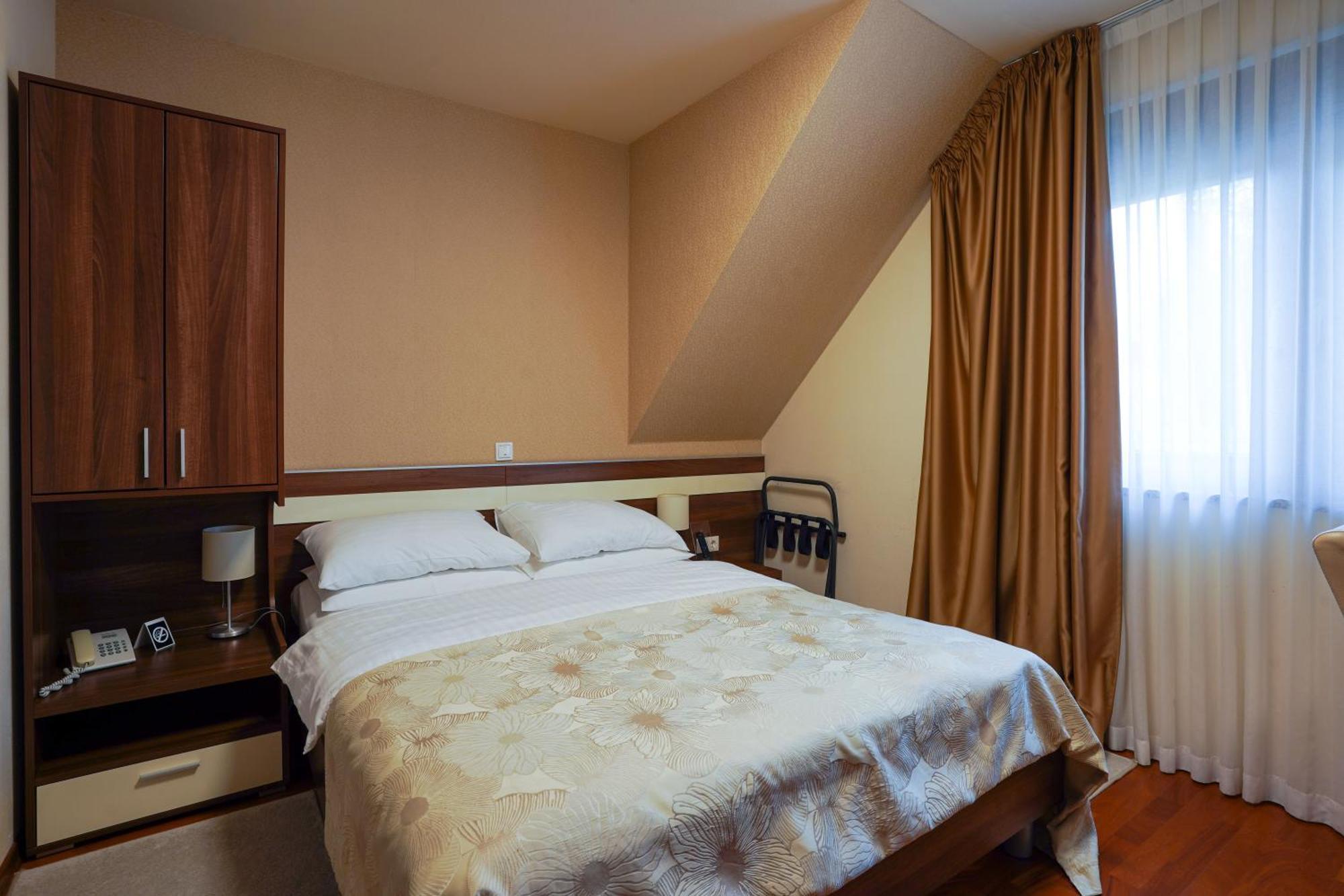 Hotel Degenija Selište Drežničko Eksteriør bilde