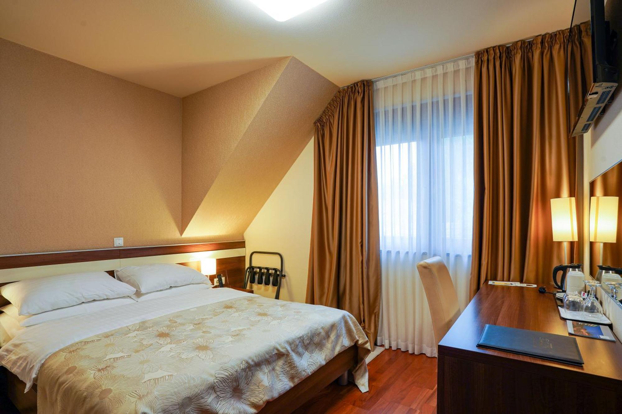 Hotel Degenija Selište Drežničko Eksteriør bilde