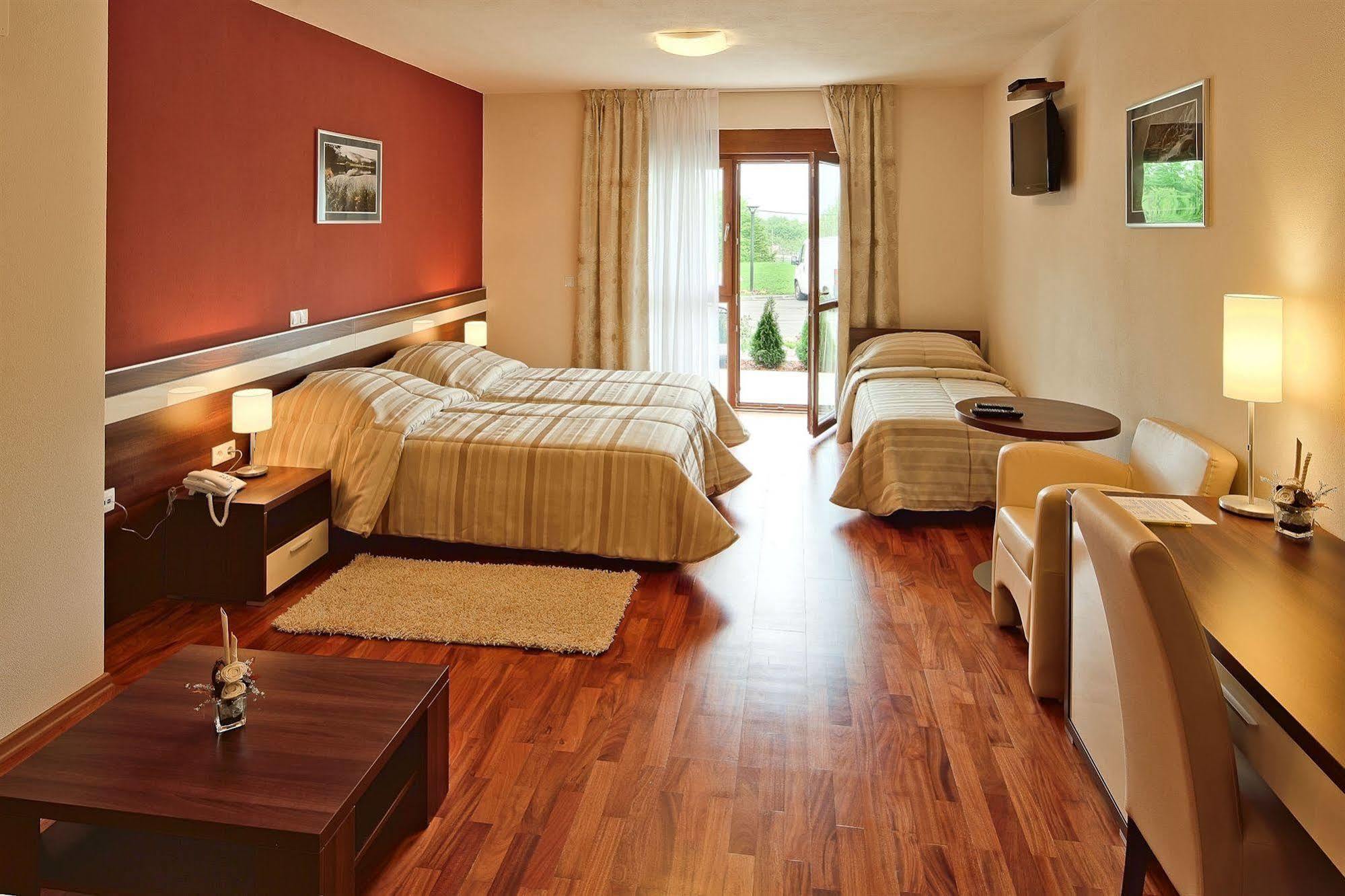 Hotel Degenija Selište Drežničko Eksteriør bilde