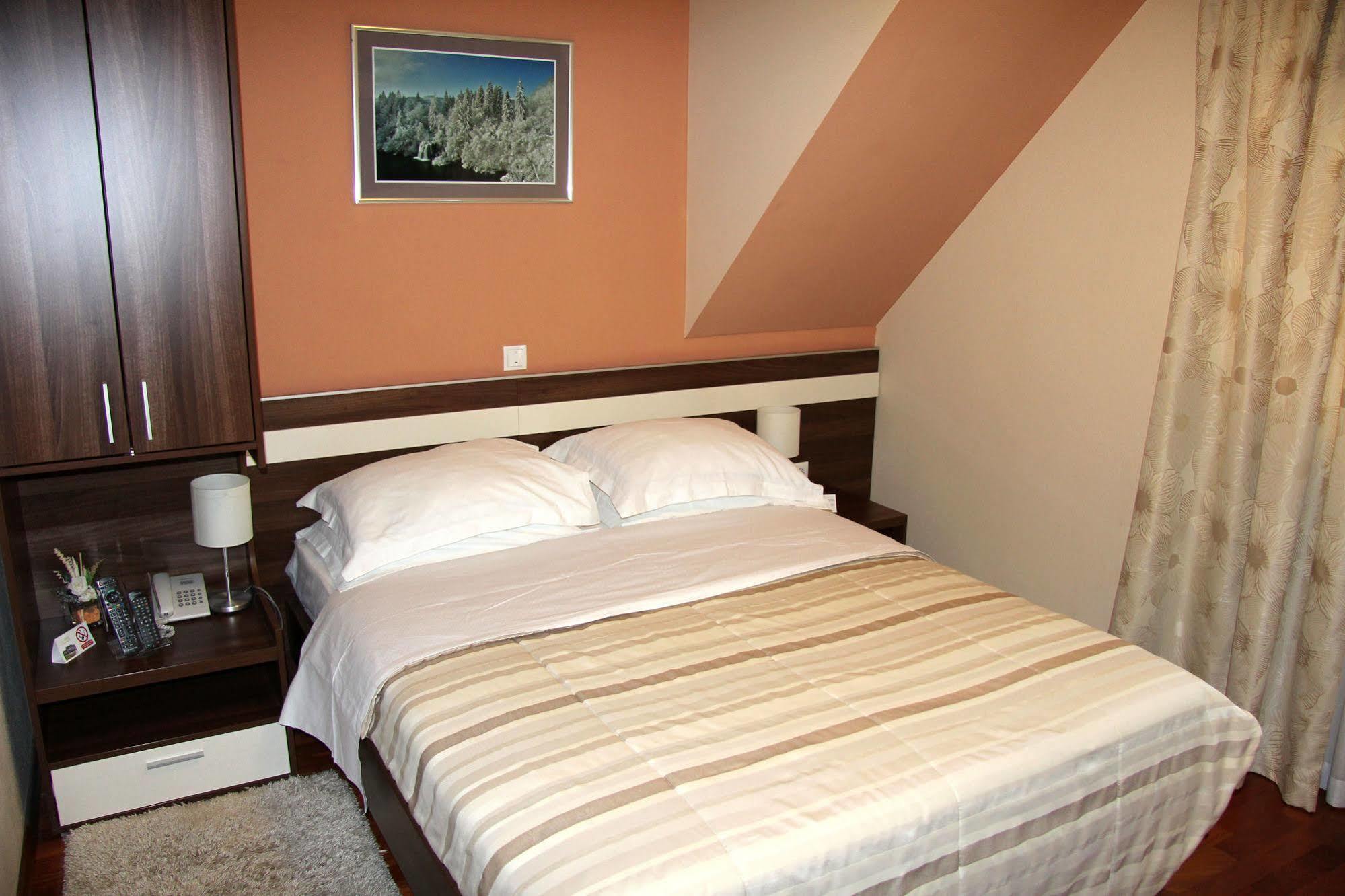 Hotel Degenija Selište Drežničko Eksteriør bilde