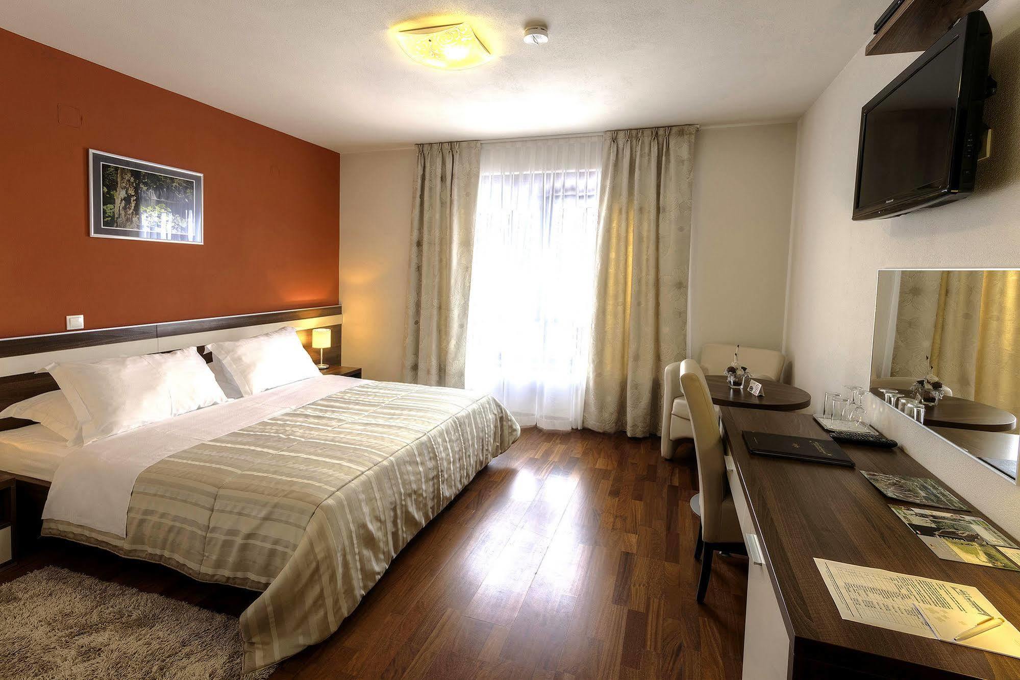 Hotel Degenija Selište Drežničko Eksteriør bilde