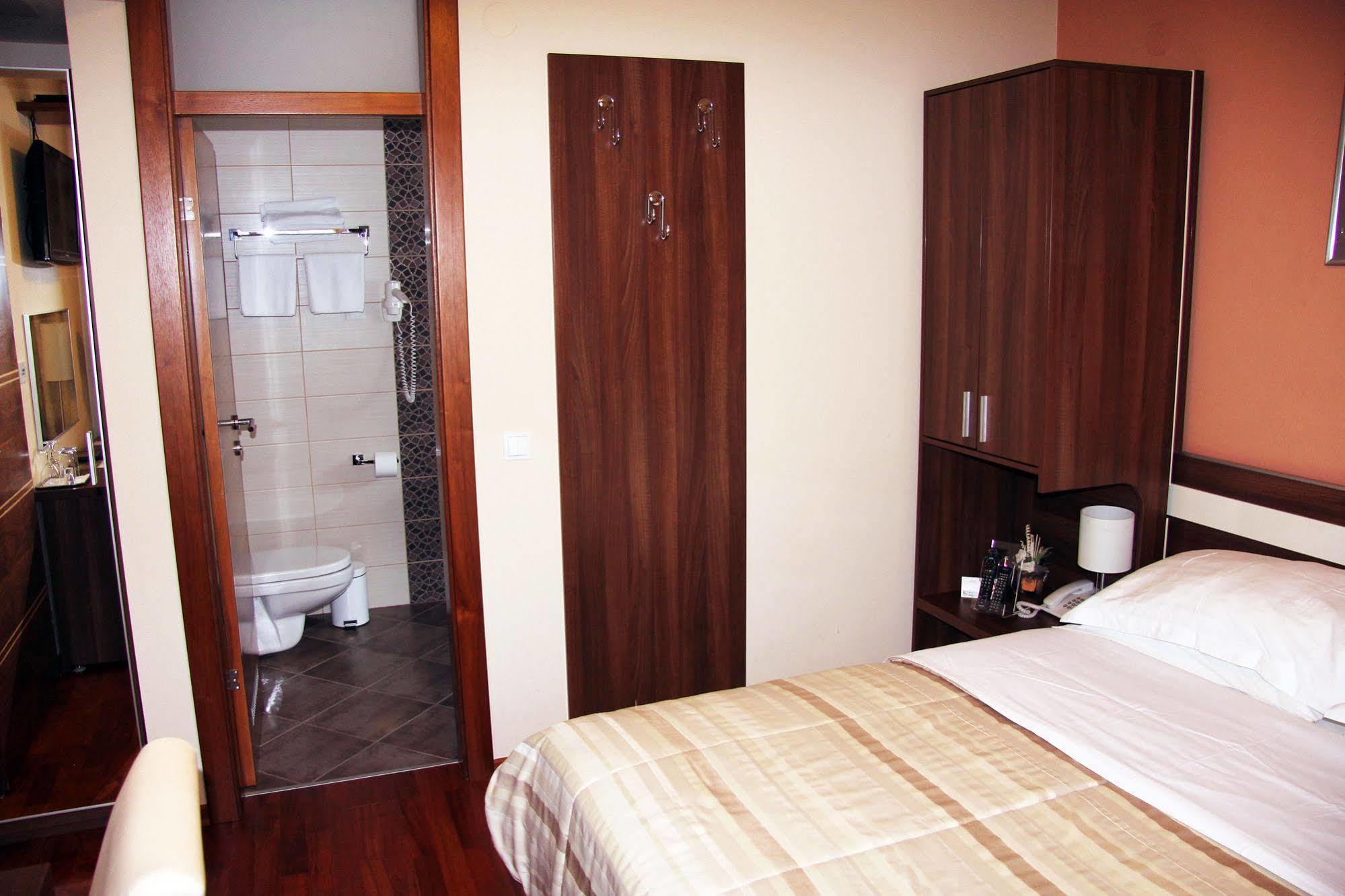 Hotel Degenija Selište Drežničko Eksteriør bilde